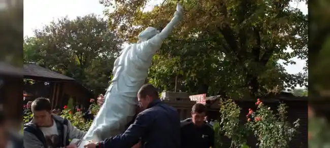 статуя демонтирована